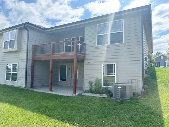 Foto del edificio - Spacious 4 Bed Attached Villa in Blue Springs w/ New Flooring Throughout