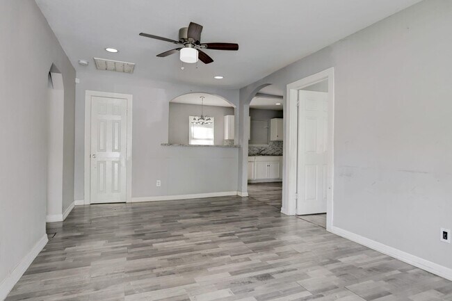 Foto del edificio - 7438 Bywood St