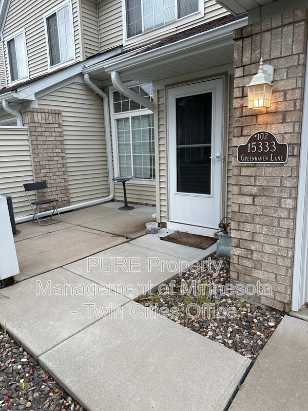 Foto principal - 15333 Greenhaven Ln