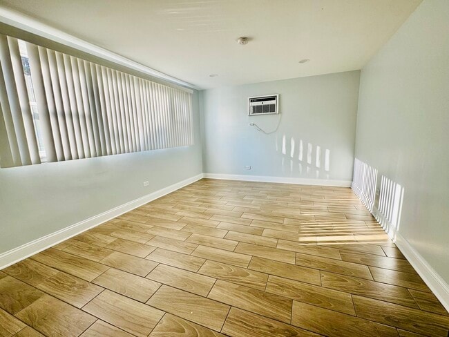 Foto del edificio - 2343 S Lombard Ave