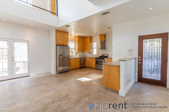 Building Photo - 3 br, 2.5 bath House - 2415 East 8th Stree...