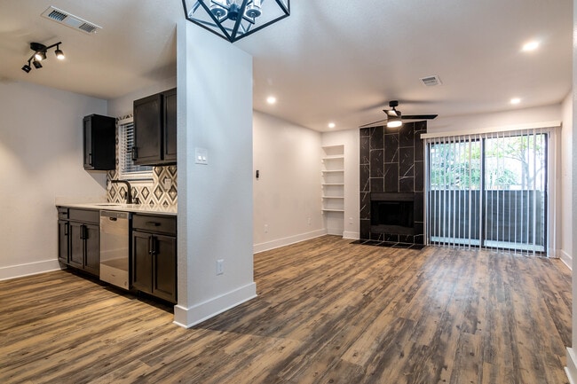 Building Photo - Tramor at Hunter's Glen