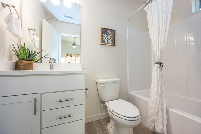 Foto del edificio - Move in Special! Carefree living in vibrant downtown Puyallup!