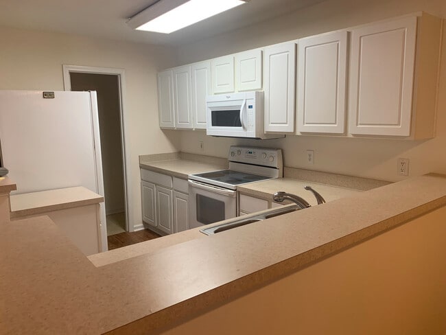 Building Photo - First Floor, Three Bedroom Condo in Murrells Inlet. Located at Wyngate in Wachesaw East!
