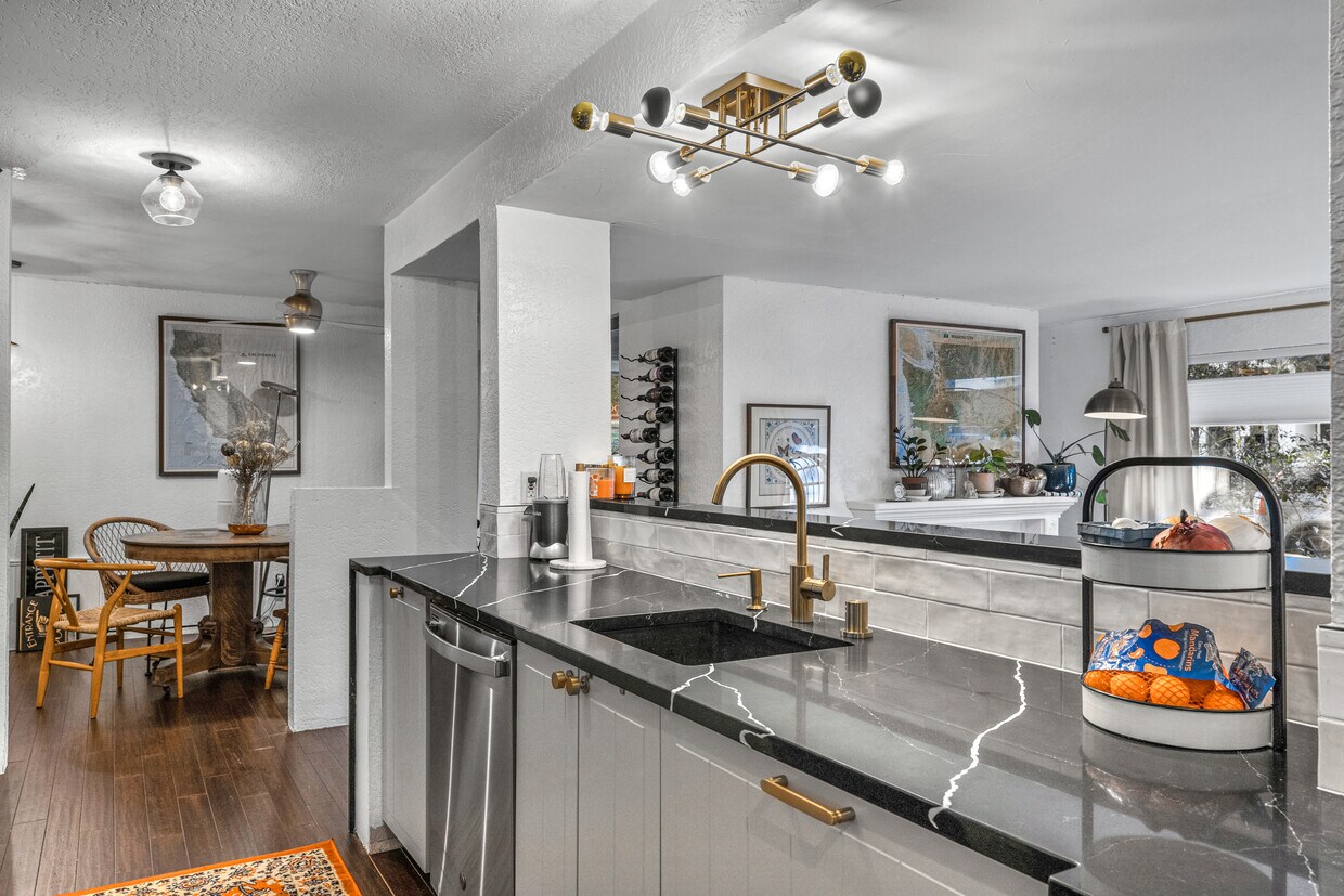 Foto principal - 3700 26th Pl W