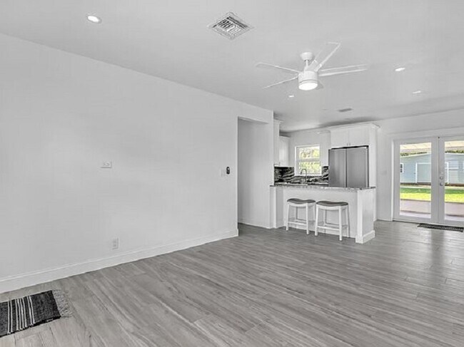 Building Photo - 942 Macy St
