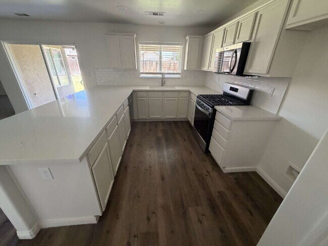 Building Photo - Beautifully Remodeled 4 Bed, 2 Bath Home with Spacious Backyard!