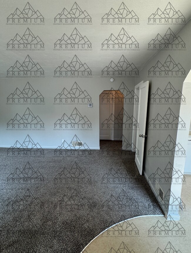 Building Photo - Large 4 Bedroom 2 Bath
