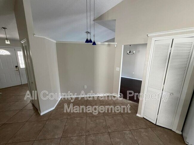 Building Photo - 3232 Oakwood Pl