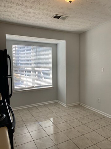 Building Photo - 3869 Meadow Creek Dr