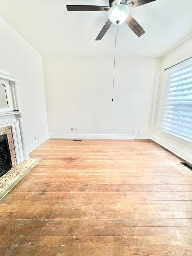 Building Photo - 2 Bedroom. 1 bath near Beechmont Area