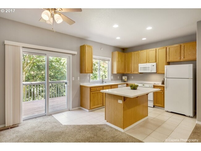 Beautiful townhome in Hillsboro near Intel ! Open concept living at its finest !! - 7414 NE Shaleen St