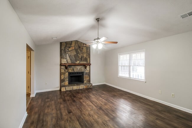 Foto del edificio - 107 Summerfield Dr