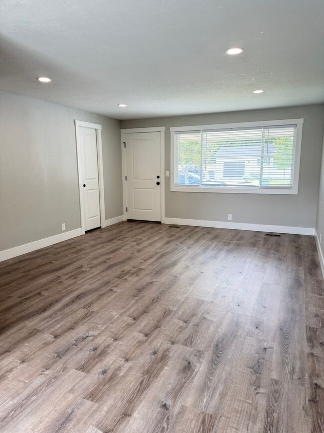 Foto del edificio - Incredible Location with Huge RV Parking Space!