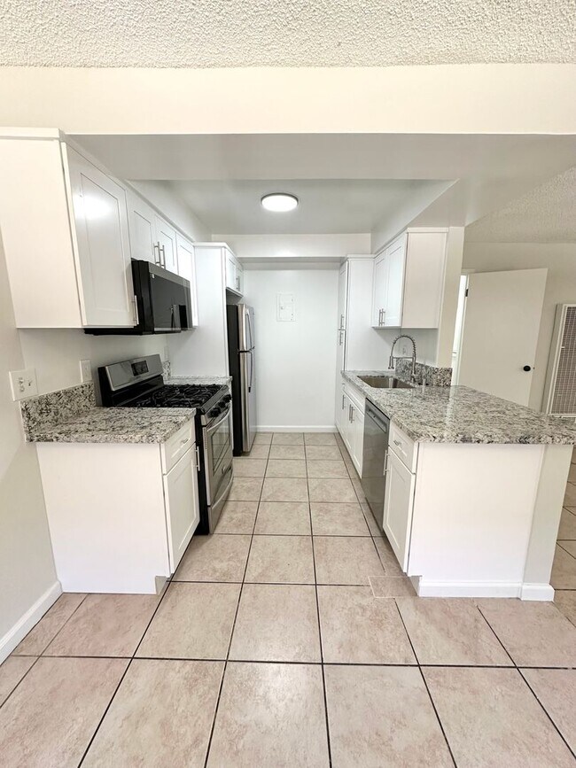 Foto del edificio - BEAUTIFUL 2 BD/1 BATH UNIT FOR RENT!