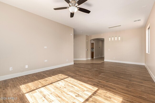 Foto del edificio - 10625 E Knowles Ave