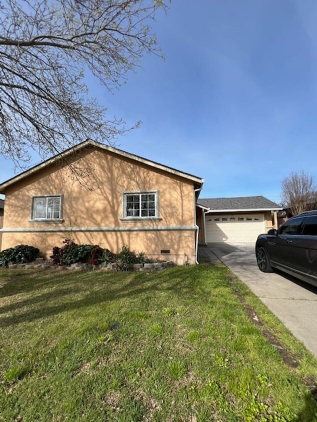 Beautiful 3 Bed and 1.5 Bath Home with 2 Car Garage Rent $2,250.00 - Beautiful 3 Bed and 1.5 Bath Home with 2 Car Garage Rent $2,250.00