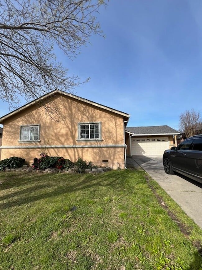 Beautiful 3 Bed and 1.5 Bath Home with 2 Car Garage Rent $2,250.00 - Beautiful 3 Bed and 1.5 Bath Home with 2 Car Garage Rent $2,250.00