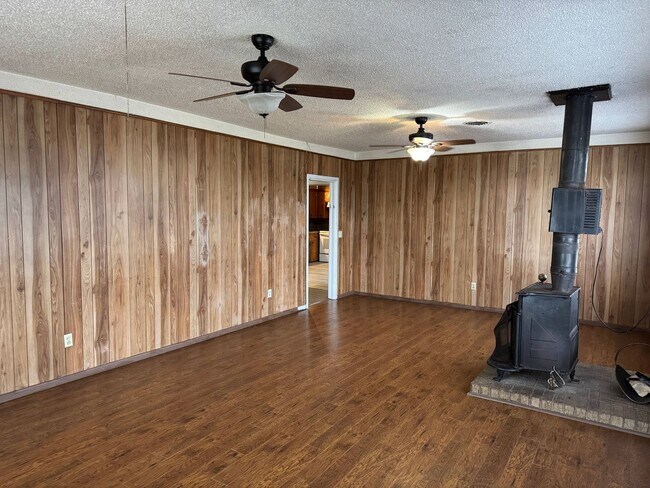 Foto del edificio - 5 Bed 2 Bath Home w/ 6.14 Acres In Iowa Park ISD.