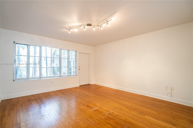 Building Photo - 2425 Flamingo Pl