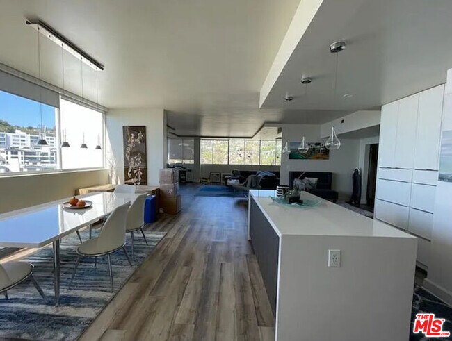 Foto del edificio - 17352 Sunset Blvd