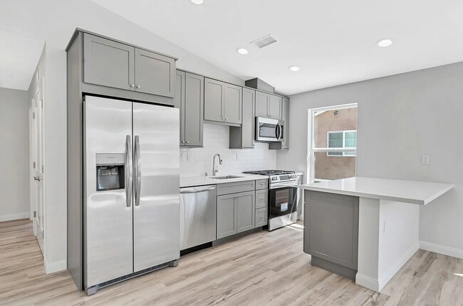 Foto del edificio - 4 bed 3 bath Prime Location! (Lease out, pending signatures. Check back in a few days!)