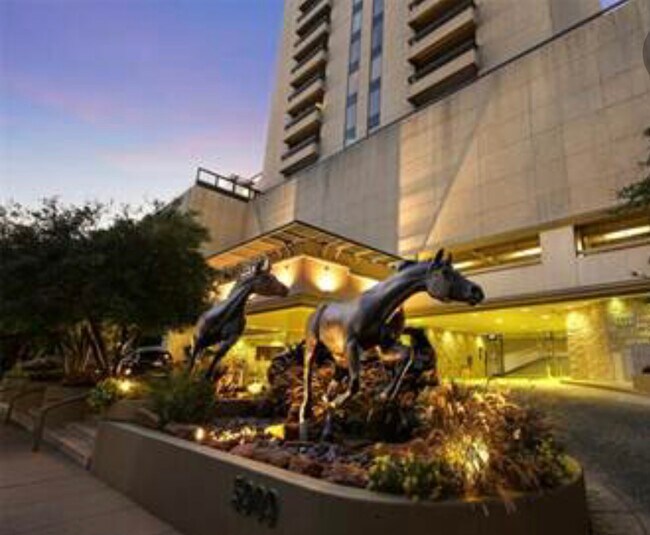 Fachada del edificio - 5909 Luther Ln