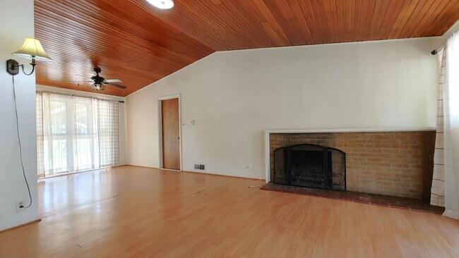 Foto del edificio - Centrally Located 3 Bedroom 1 Bathroom In ...