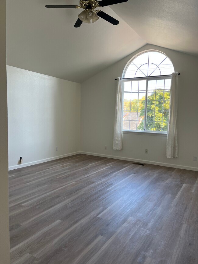 Large Master Bedroom. Vaulted Cieling fan. Walk-In closet. - 2143 SE Douglas Ave