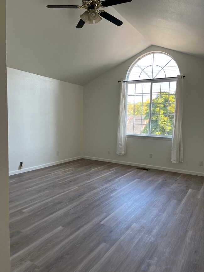Large Master Bedroom. Vaulted Cieling fan. Walk-In closet. - 2143 SE Douglas Ave