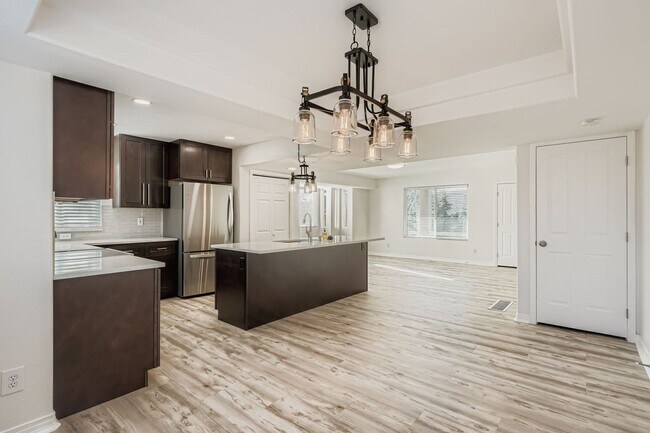 Foto del edificio - Beautifully Renovated Townhouse in Glendale Near Infinity Park