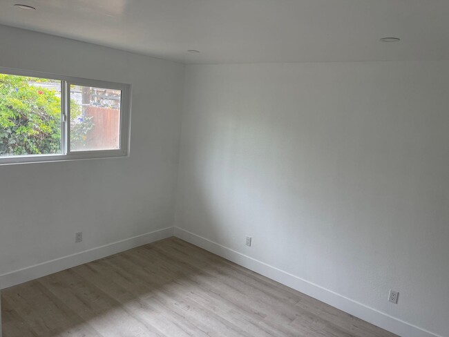 Building Photo - 2 bedrooms 1 bath home in Imperial Beach. ...