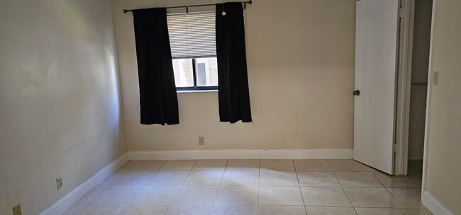 Building Photo - 2866 S University Dr
