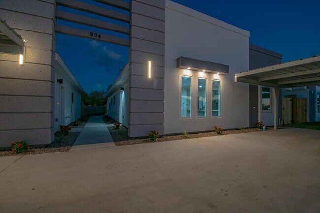 Foto del edificio - 904 N Spruce St