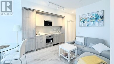 Building Photo - 6 Greenbriar Rd