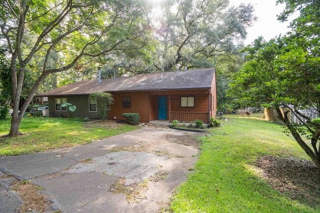 Building Photo - 1500 Twin Lakes Cir