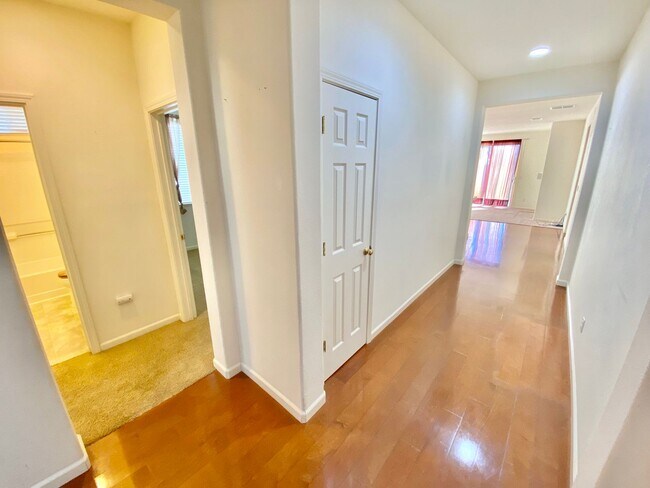 Foto del edificio - Beautiful Single Story Home with Local Park a Block Away!