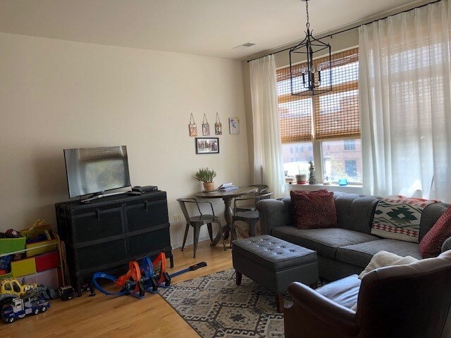Foto del edificio - 2935 N Clybourn Ave