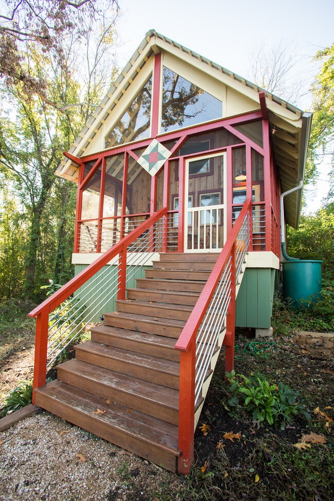 Building Photo - 574 Primitive St