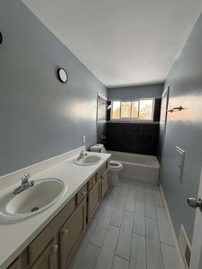 Foto del edificio - 11454 Sanford Ave