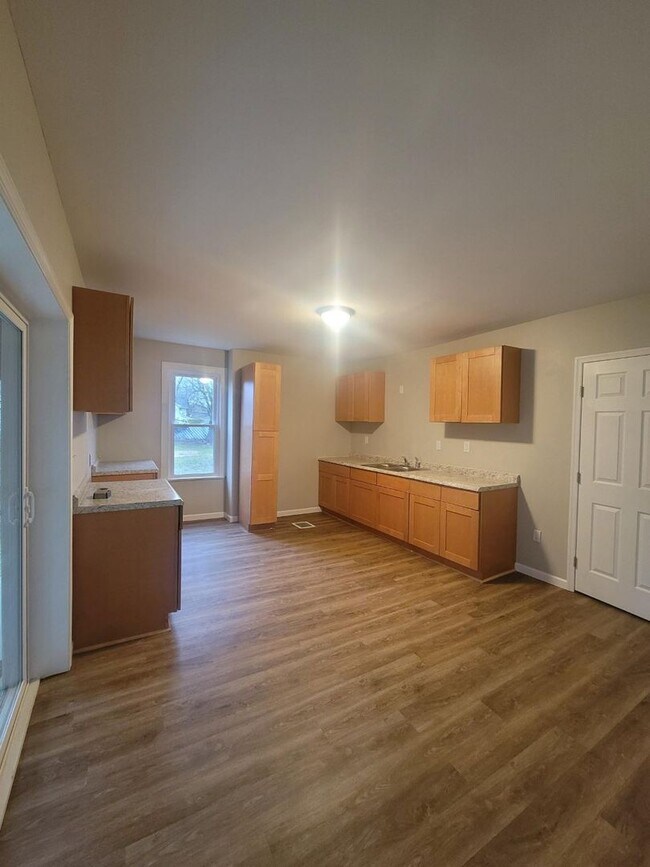 Building Photo - 3 bedroom 1.5 Bath Now Available - William...