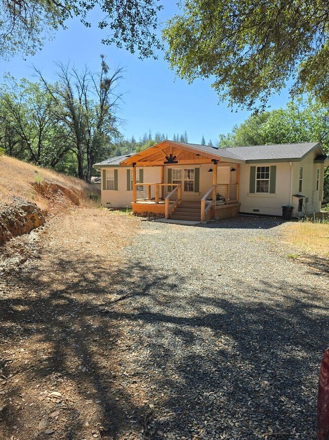 Building Photo - Private Living Close to Town