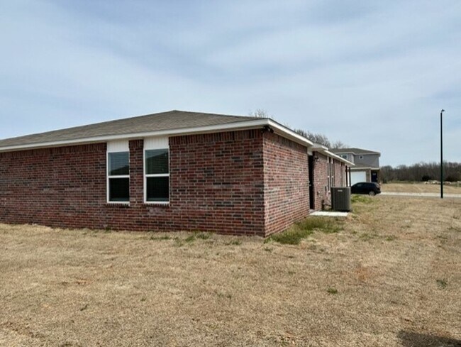 Building Photo - Three Bedroom | Two Bathroom Duplex with Full Service Lawn Care in Lawlis Ranch