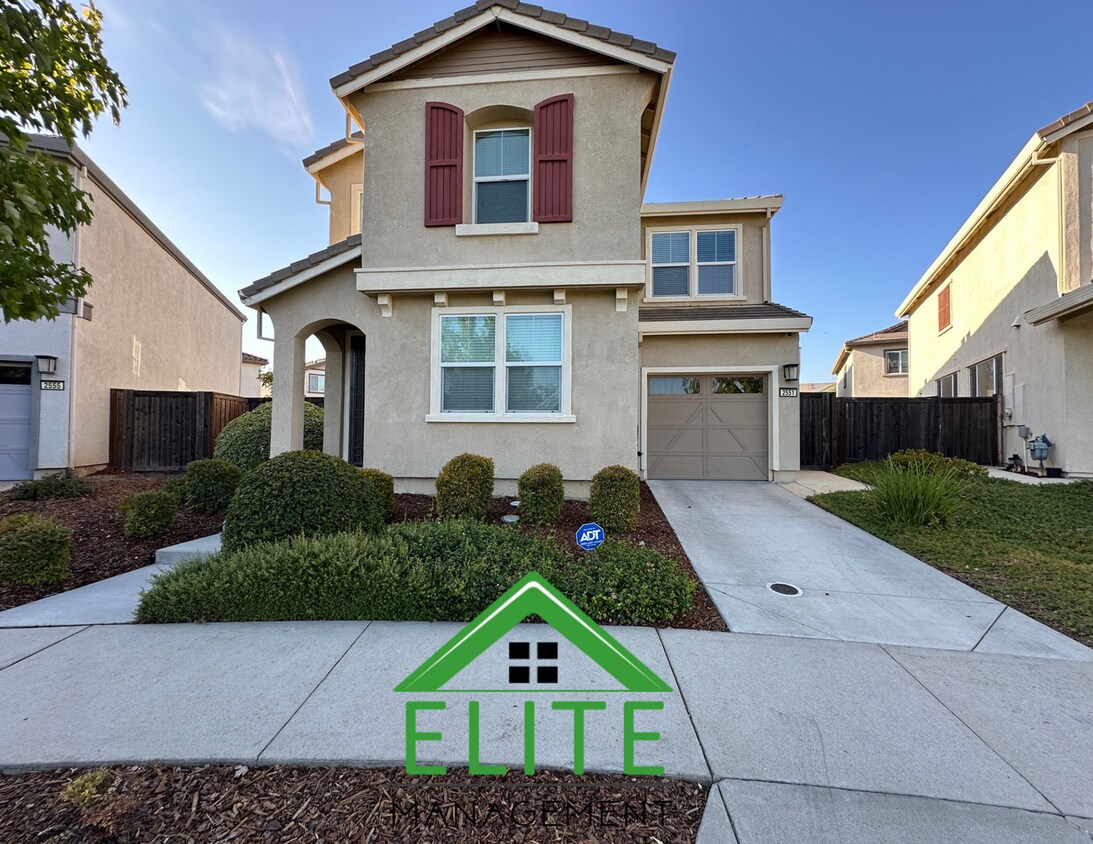 Foto principal - Spacious 4-Bedroom Home in Sought-After No...