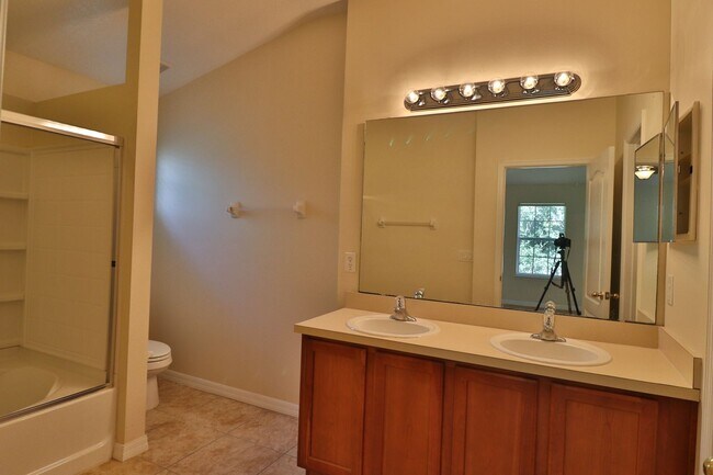 Foto del edificio - 745 Ashworth Overlook Dr