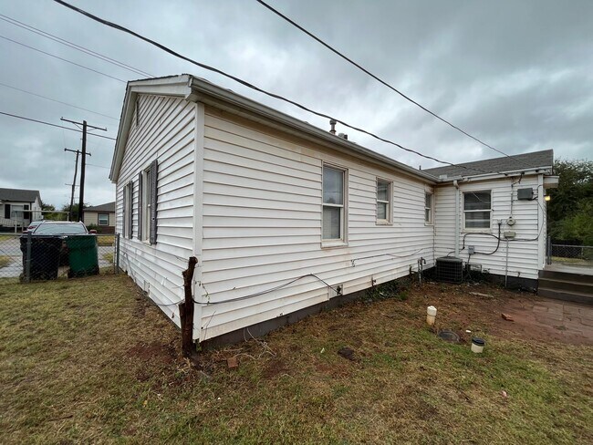 Building Photo - 3 Bed 1 Bath in OKC!