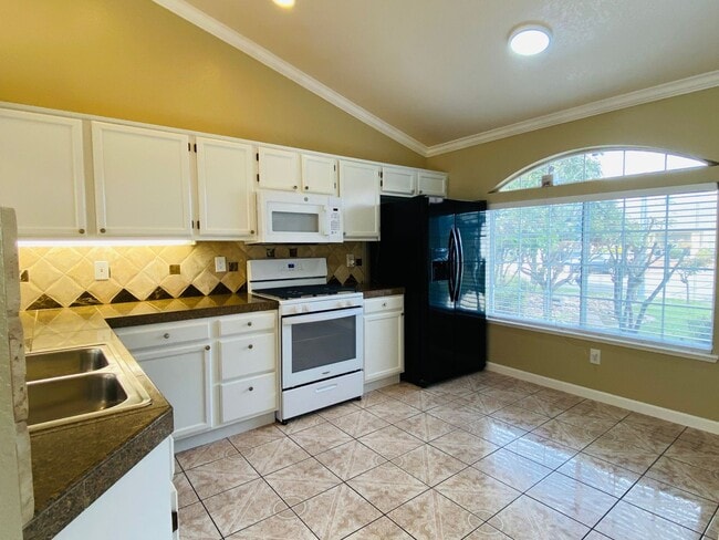 Building Photo - Beautiful Three Bed, Two Bath Home in the ...