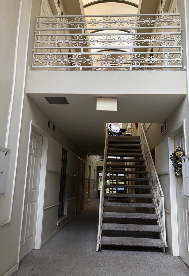 Secure entry foyer - 6564 Fleur De Lis Dr