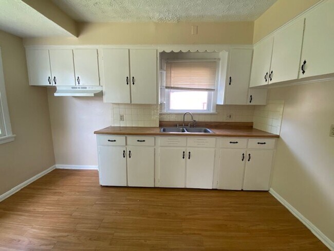 Foto del edificio - Warm & Bright West Akron 3BR with Fireplac...