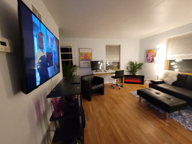 Building Photo - 3411 S Howell Ave